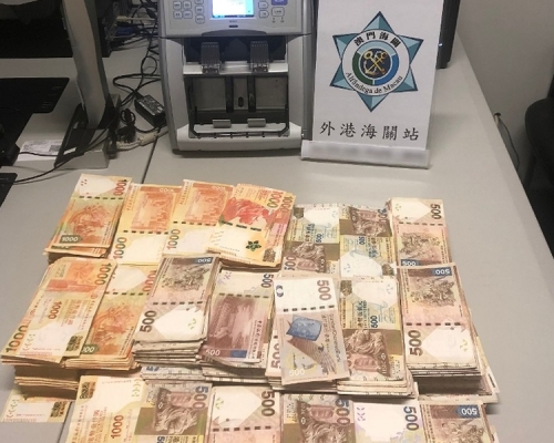 海關日前於外港碼頭查獲3宗攜大額現金未申報個案涉款逾2000萬港元。(澳門海關)