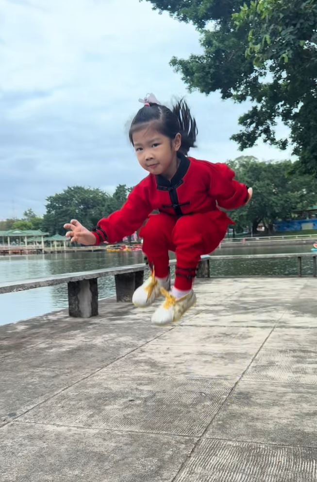 5岁的黄子君3岁时已开始刻苦练武，努力传承茂名洪拳。抖音