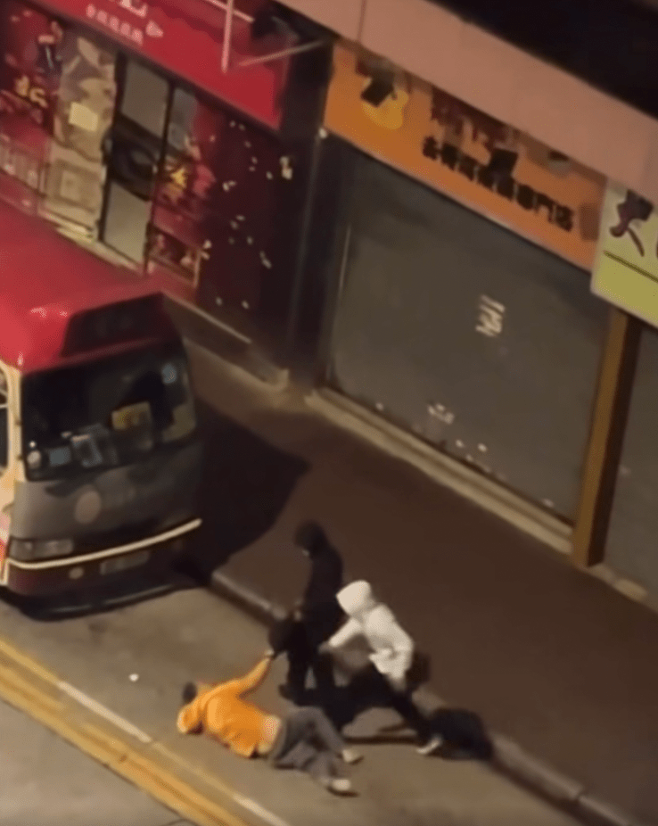 黑衣男子趁勢想搶走事主的斜孭袋,但事主死命抓緊不放,雙方在馬路上拉扯角力。fb「車cam L(香港群組)」 黑衣男子趁勢想搶走事主的斜孭袋,但事主死命抓緊不放,雙方在馬路上拉扯角力。fb「車cam L(香港群組)」