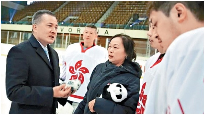 冰球领队关婉仪（左三）。资料图片