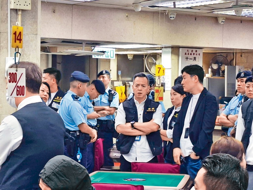 警方昨晚派出大批警員在元朗進行大規模「犁庭掃穴」反黑行動，警務處副處長（行動）周一鳴親身督師，以示警隊高層對反黑行動的重視。