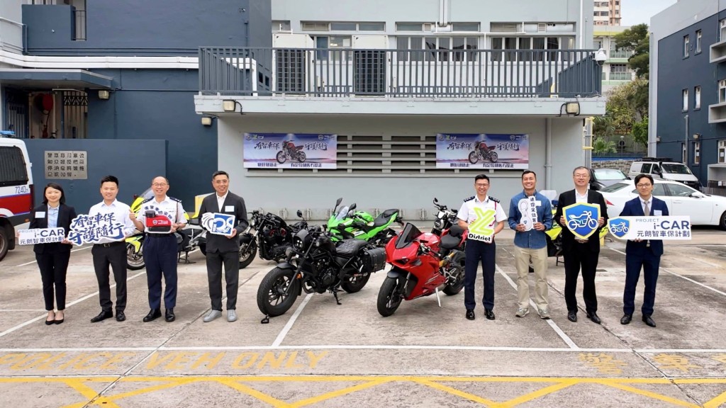 元朗警區指揮官梁仲文總警司（右四）、刑事調查總督察冼珈瑤（左一）、元朗區撲滅罪行委員會主席陳建業（左 四）等人介紹「智車保計劃」，將向區內電單車車主免費派發兼顧防範與追蹤功能的「智車保險包」。