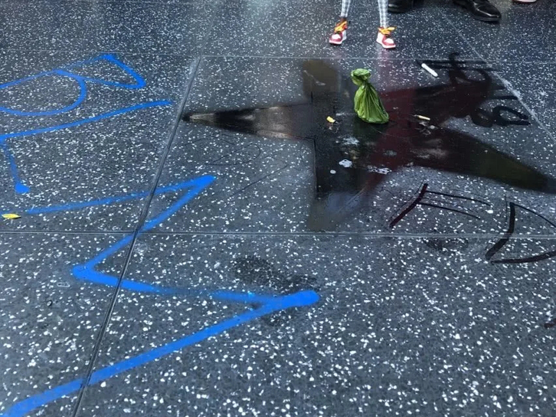 荷里活星光大道特朗普之星遭噴黑。(網圖)