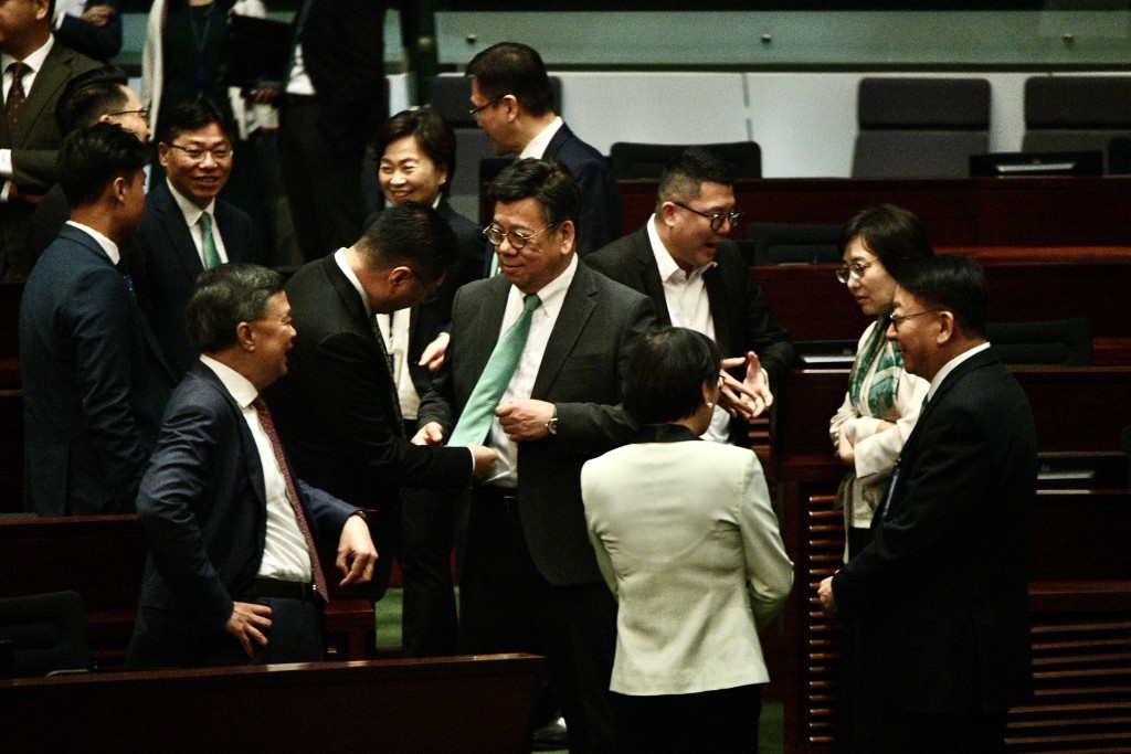不少男议员都戴上绿色领带。卢江球摄