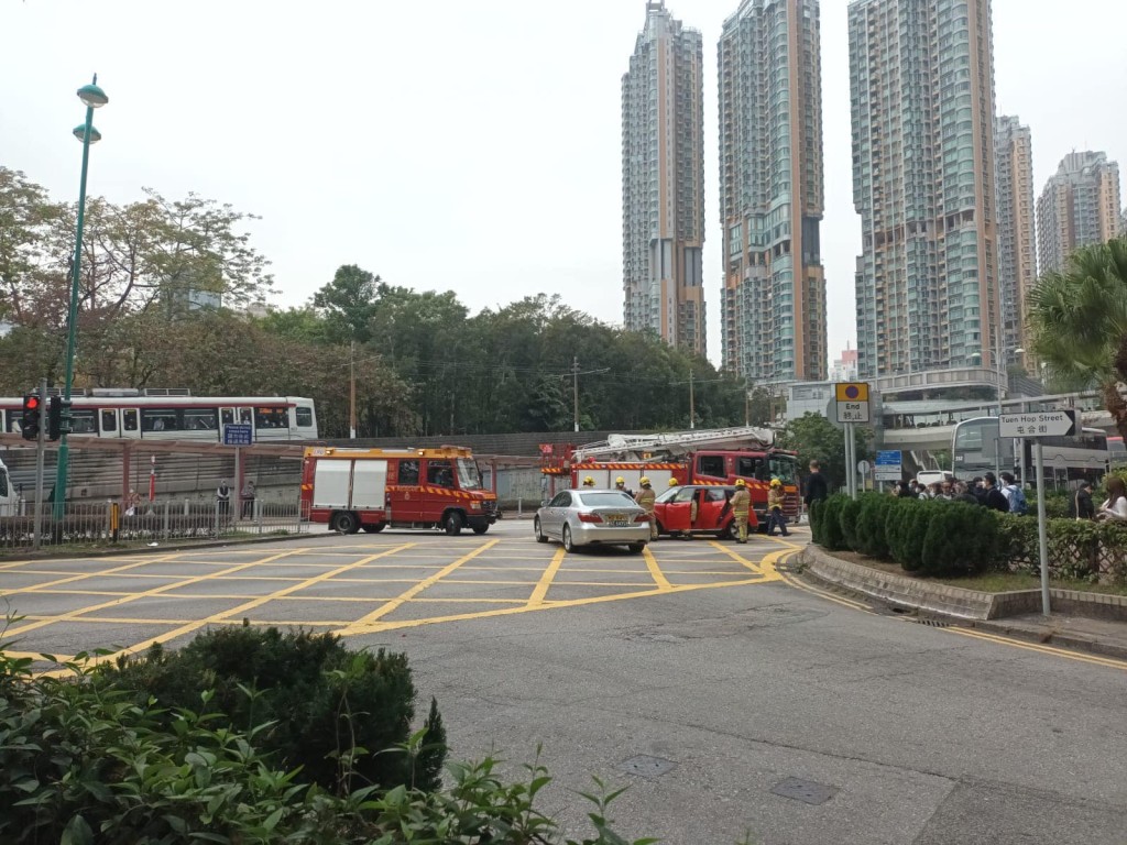現場是屯門鄉事會路往近屯合街。fb香港突發事故報料區Bosco Chu圖片