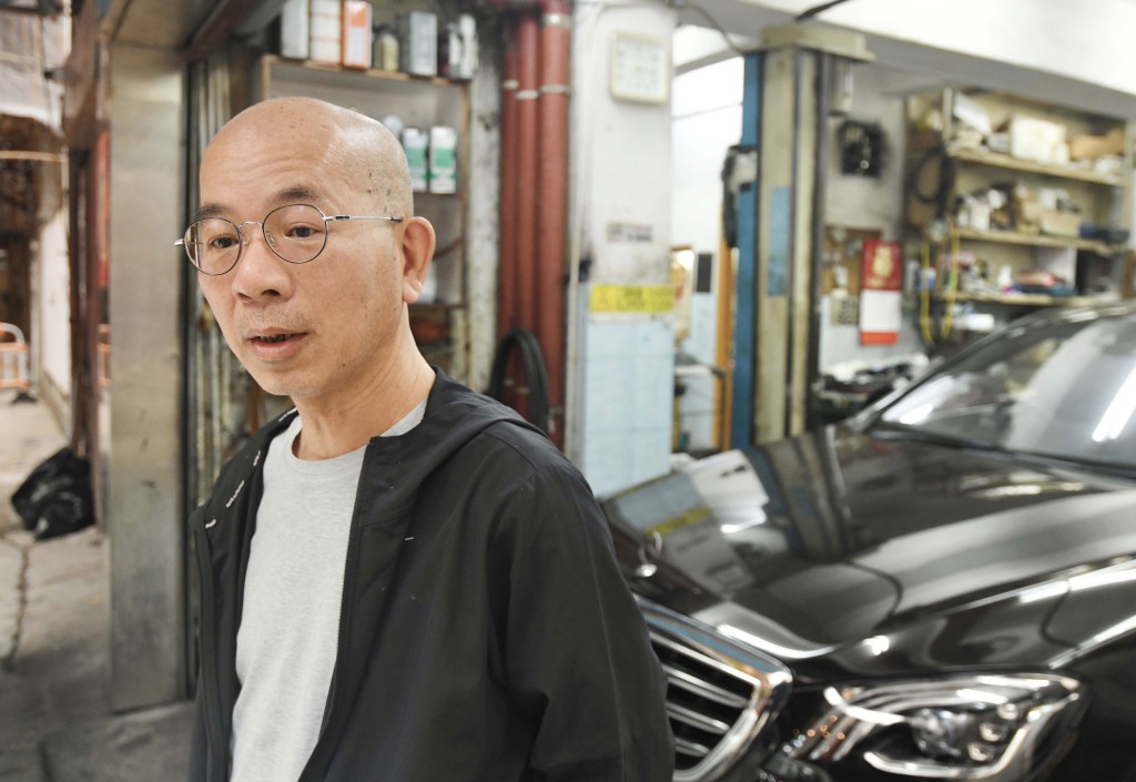 車房東主鄧先生表示，電動車電池壽命約10年，車主寧願換車，而不會更換電池，不看好電動車維修市場。