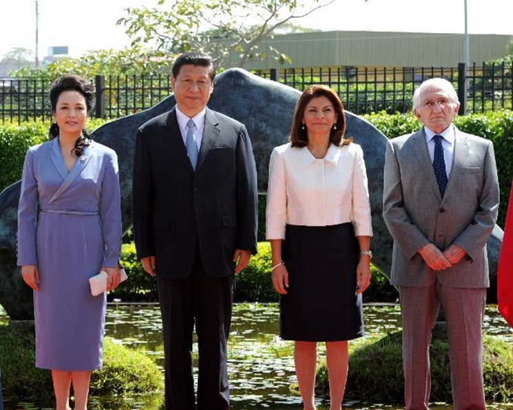 2013年哥斯達黎加訪問，彭麗媛淺紫色一件式長袖裙。