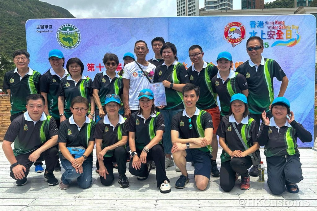 海關義工隊到淺水灣泳灘參與活動,齊心推廣水上安全。 海關義工隊到淺水灣泳灘參與活動,齊心推廣水上安全。