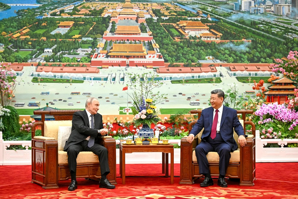 国家主席习近平在北京人民大会堂与俄罗斯总统普京举行茶叙。路透社