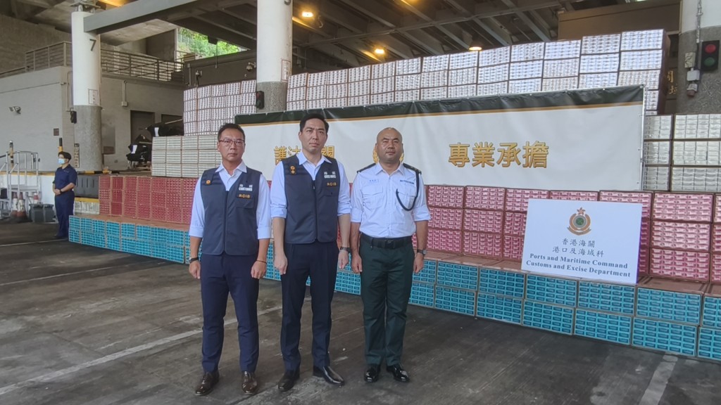 今年上半年，海關共破獲84宗大型走私入口香煙案件，檢獲約2.78億萬支私煙，估計市值共約12.5億元。