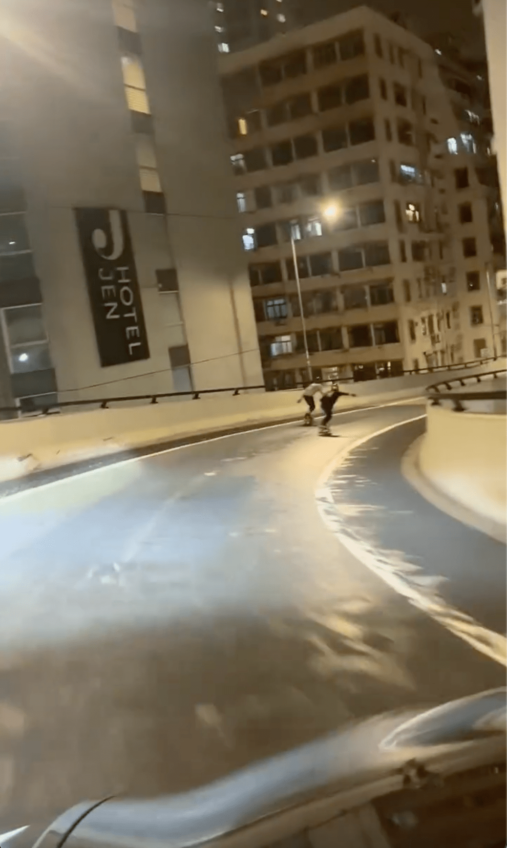 兩人一度相當接近。Threads @ sbdwlongboards 影片截圖 兩人一度相當接近。Threads @ sbdwlongboards 影片截圖