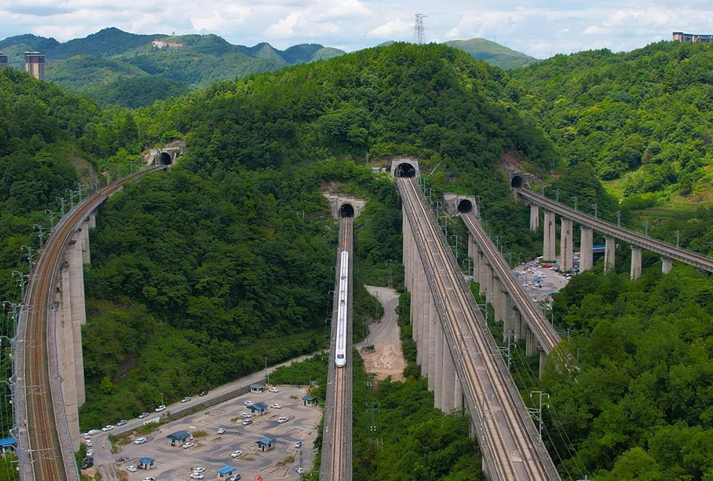 一座大山有5座高鐵隧道加僑樑。