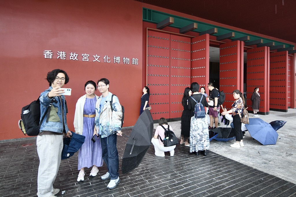 不少人在故宫门外打卡。