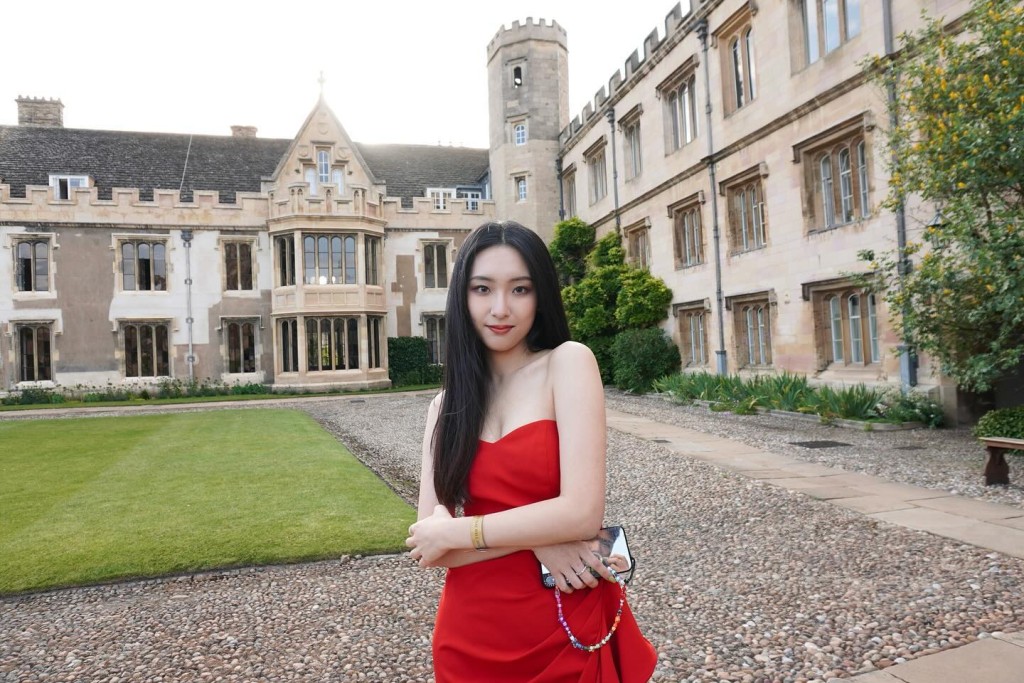 楊培琳曾穿火紅晚裝遠赴英國劍橋大學陪伴男友。