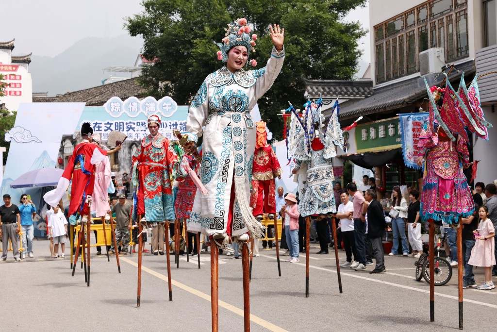 端午节，民众喜欢在本地参加一些民俗活动。