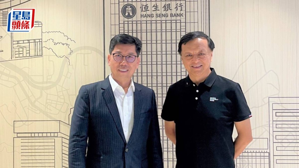 滴灌通创始人兼主席李小加（右）、恒生银行商业银行业务总监林燕胜（左）