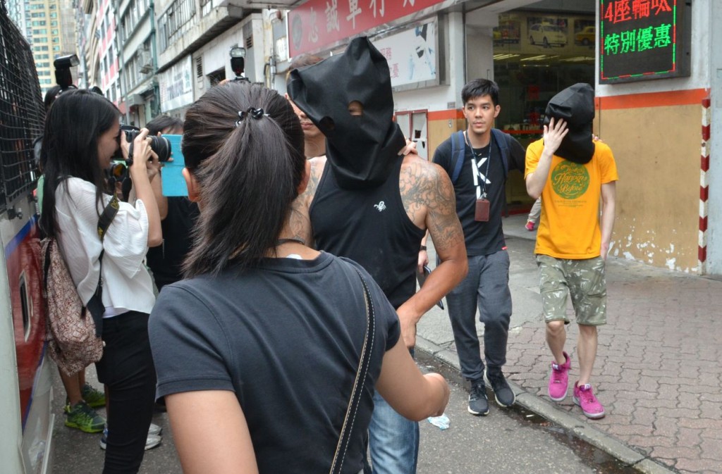 警破黑幫非法賭檔拘五人。