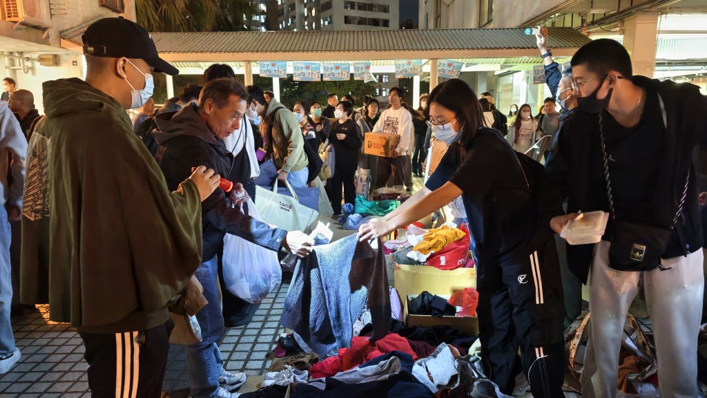 多名熱心市民帶同大量物資到廣福商場平台派發。黃文威攝