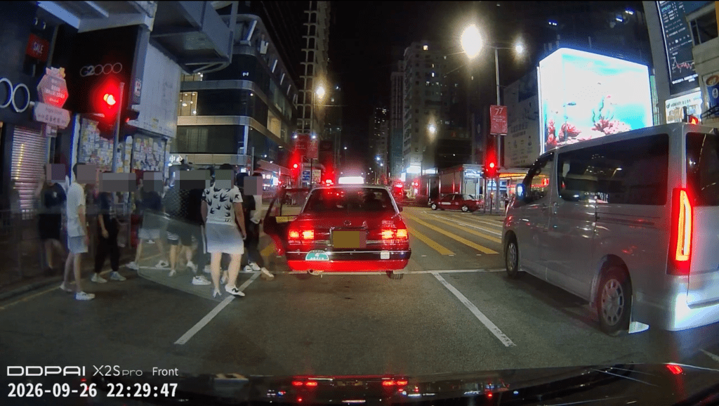 一名男子持伸縮棍襲擊乘客,的士隨即衝紅燈駛離現場。Facebook 車cam L(香港群組) 影片截圖 一名男子持伸縮棍襲擊乘客,的士隨即衝紅燈駛離現場。Facebook 車cam L(香港群組) 影片截圖