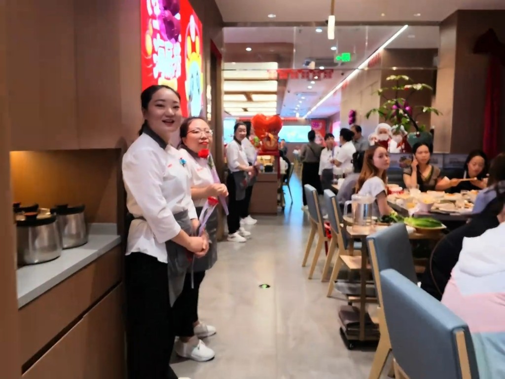陝西一對新人到海底撈舉行婚宴。 陝西一對新人到海底撈舉行婚宴。