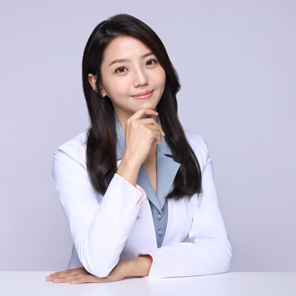 最後靠2大飲食關鍵和增加運動量,成功由80kg(約176磅)減到55kg(約121磅)。(影片截圖:YouTube頻道《初日醫學 - 宋晏仁醫師 x Cofit 》)