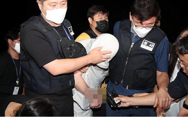 南韓警方拘捕中國籍男疑犯。網上圖片 南韓警方拘捕中國籍男疑犯。網上圖片
