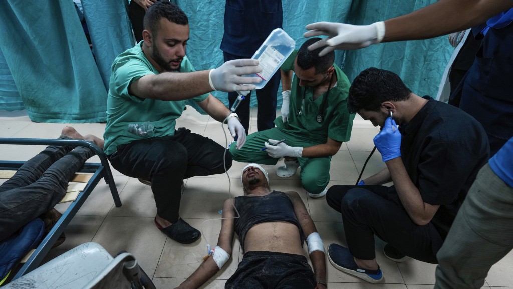 醫護人員搶救在以色列轟炸中受傷的巴勒斯坦人。 美聯社