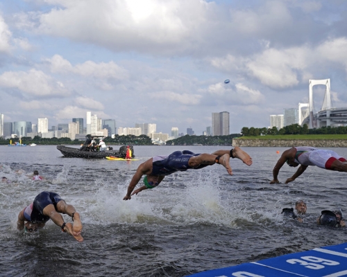 三項鐵人賽傳有選手泳後嘔吐，東京灣水質受質疑。AP圖片