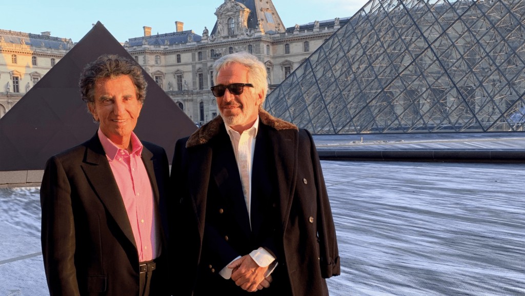 美國司法部解密檔案包含朗格（左）與愛潑斯坦在羅浮宮前合照。 美聯社