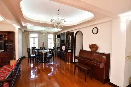 廳堂空間開闊,飯廳放有圓形木系大餐桌。