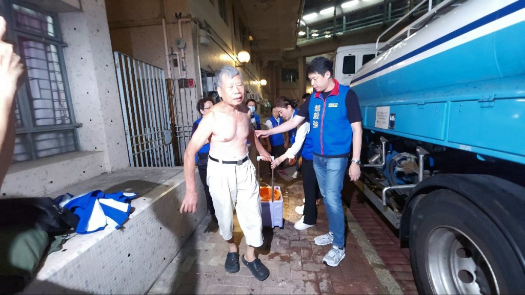 名居民帶同水桶到水車取水,秩序大致良好。黃文威攝 名居民帶同水桶到水車取水,秩序大致良好。黃文威攝