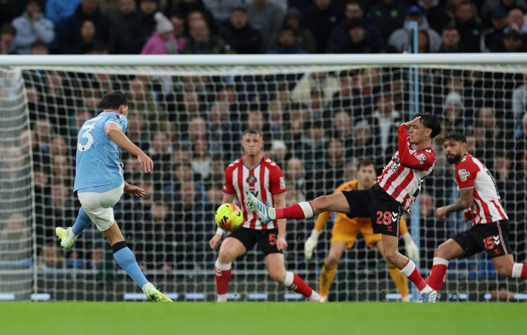 鲁宾戴亚斯为曼城开纪录。路透社