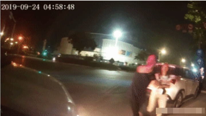 女友到場規勸但不成功。網圖