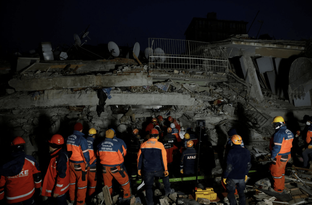 救援队在建筑物倒塌现场工作，废墟中仍有两人活著。路透社
