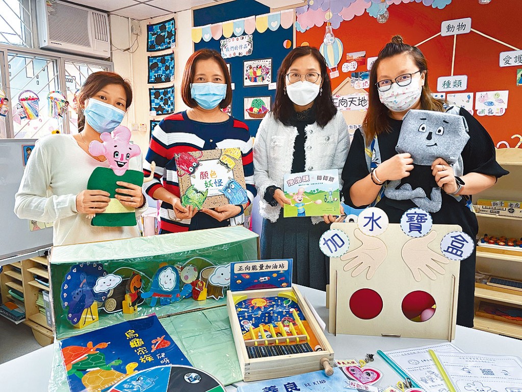 保良局「幼稚園正向教育計畫」今學年擴至全港五十七所幼稚園，陳秀慧（右二）指首階段試行效果顯著。校長趙美琪（左二）亦指，學生更善於表達感受。　　