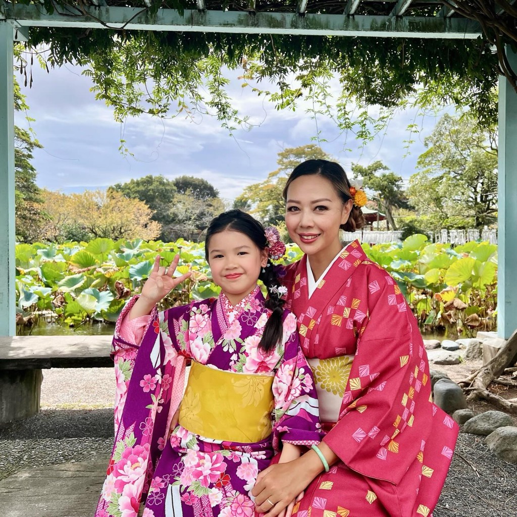 锺丽淇两母女到日本旅行。