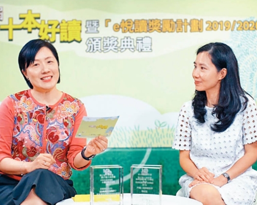 兩位宣布結果的嘉賓，分別為香港教育城董事會成員、英華小學校長陳美娟（左），及書伴我行（香港）基金會董事主席陳芷茵（右）。