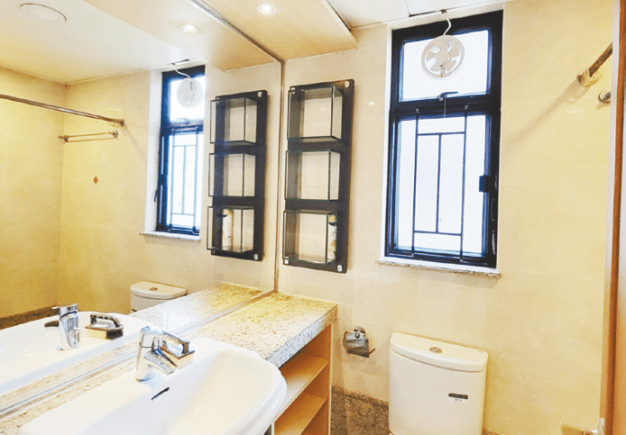 浴室窗戶裝有抽氣扇，讓空間更為通爽。