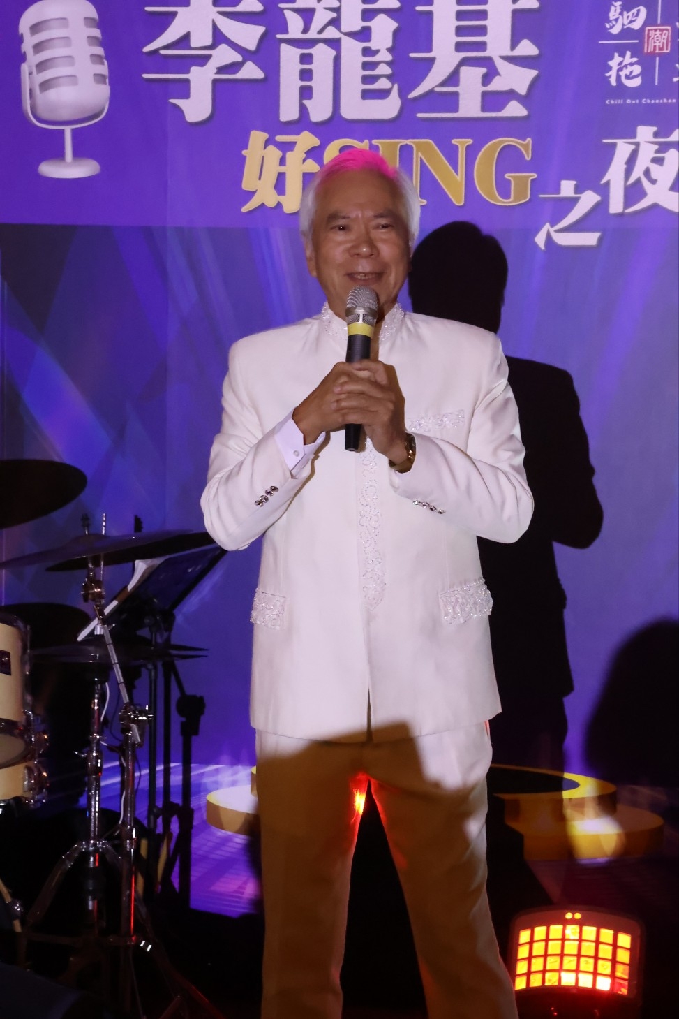 李龙基在香港仔某饭店演出一连两场《李龙基好SING之夜》，今晚进行尾场。