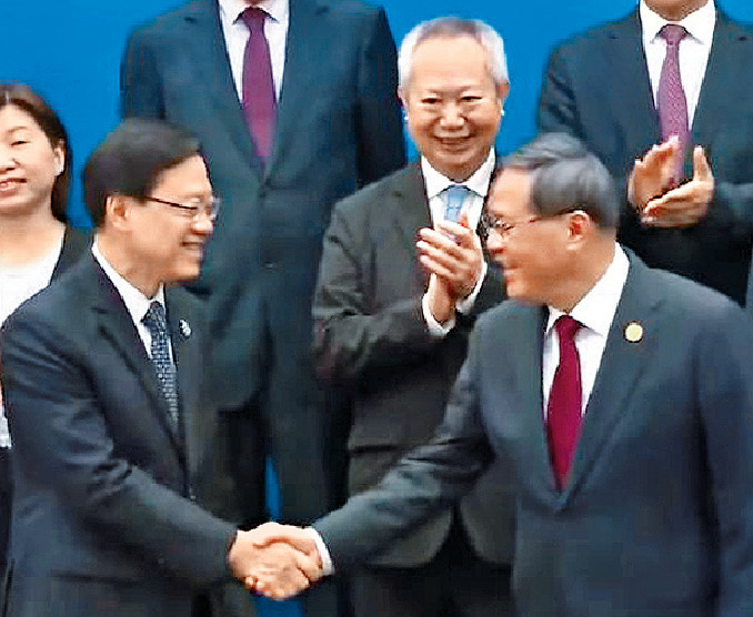 ■昨日論壇開幕禮前，李強與李家超握手。
