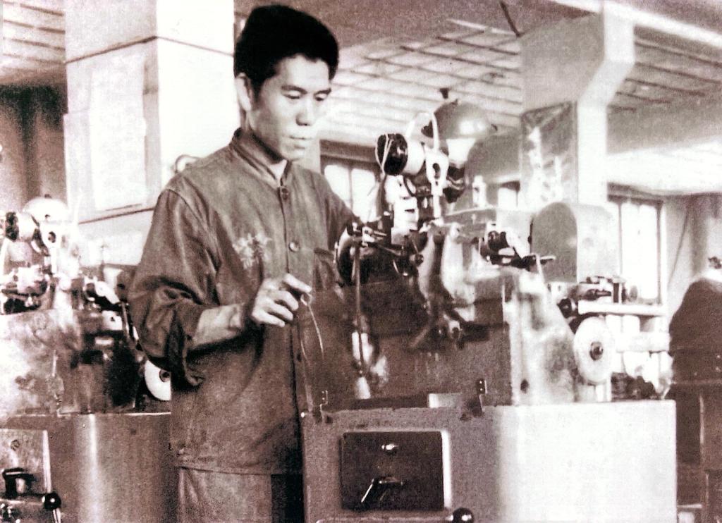 20世紀70年代,工人使用錶套生產設備。天津海鷗錶業集團有限公司 20世紀70年代,工人使用錶套生產設備。天津海鷗錶業集團有限公司