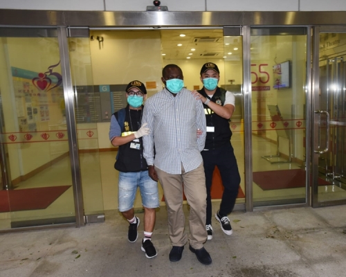 43歲非洲裔男遊客版捕。