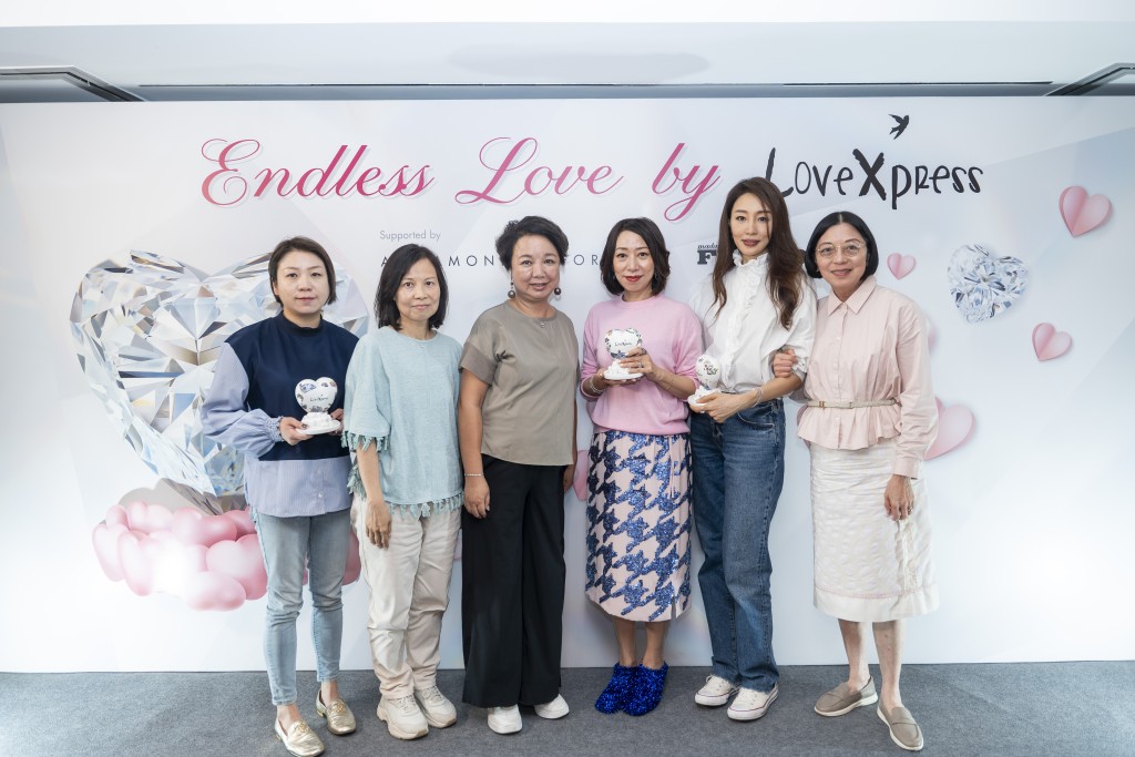 左起:Madame Figaro主編Carmen Chan、展能藝術家李子舜媽媽Anita Ng、LoveXpress(愛傳遞)創會主席Kitty Poon、De Beers集團天然鑽石市場總監Loletta Lai、名模及禮儀師陳嘉容及LoveXpress(愛傳遞)副主席Katherine Lu,齊齊出席活動,以行動去支持自閉症孩子及家庭,將愛與光芒送給天下母親。 左起:Madame Figaro主編Carmen Chan、展能藝術家李子舜媽媽Anita Ng、LoveXpress(愛傳遞)創會主席Kitty Poon、De Beers集團天然鑽石市場總監Loletta Lai、名模及禮儀師陳嘉容及LoveXpress(愛傳遞)副主席Katherine Lu,齊齊出席活動,以行動去支持自閉症孩子及家庭,將愛與光芒送給天下母親。