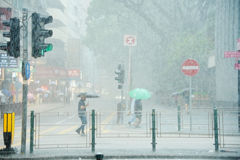 今早黑雨下,多區都出現水浸。汪旭峰攝 今早黑雨下,多區都出現水浸。汪旭峰攝