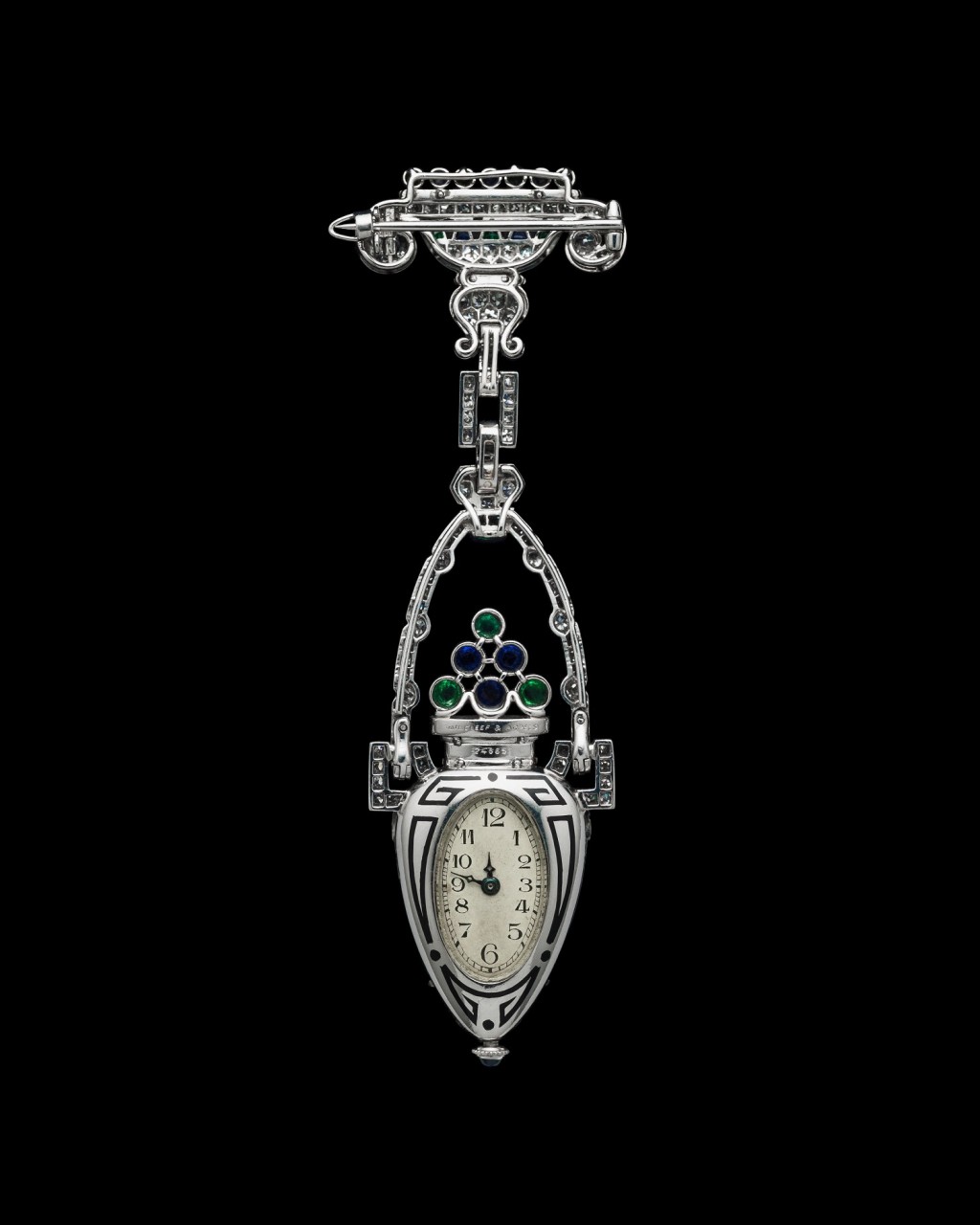 此雙耳瓶領錶乃Van Cleef & Arpels梵克雅寶約於1925至1930年的作品，鉑金鑲嵌鑽石、祖母綠、藍寶石、縞瑪瑙。
