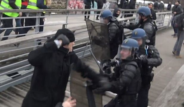 示威者揮拳攻擊警員。網上圖片