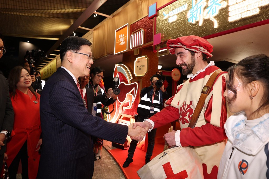 李家超於欣賞表演前和部分表演團隊代表見面並送上馬年祝福。李家超FB