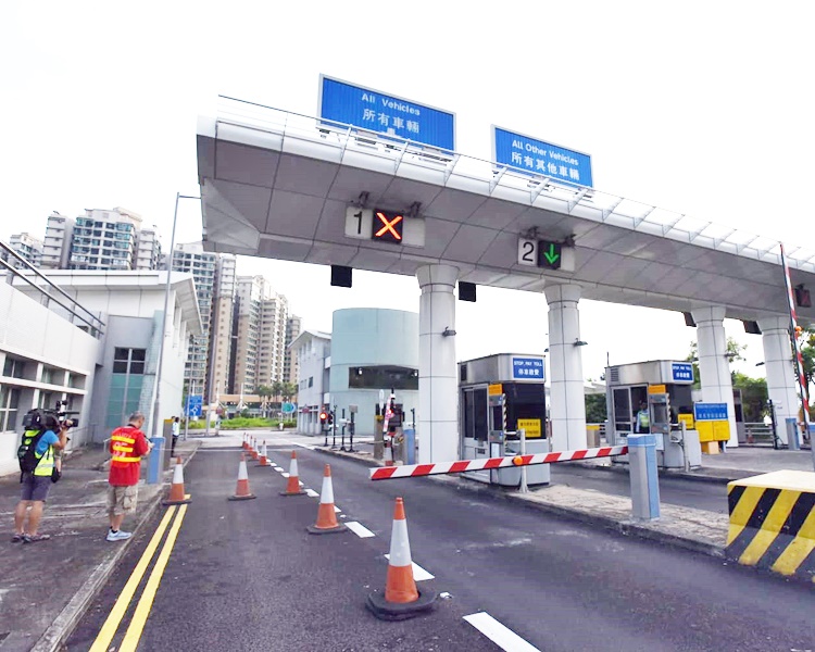 寶馬駛至收費廣場時撞向車閘。