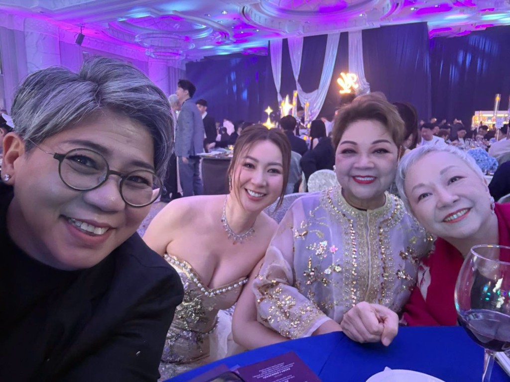 陳秋霞（右一）透露莊思敏（左二）的媽媽黎麗芳在女兒的婚禮上，疑身體不適。