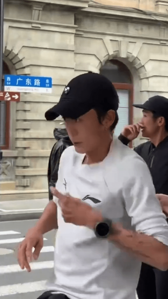 日本马拉松名将大迫杰抵沪,现身外滩。 日本马拉松名将大迫杰抵沪,现身外滩。